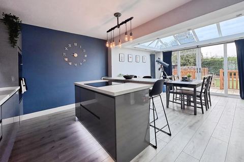 3 bedroom semi-detached house for sale, Kenmore Avenue, Cleckheaton, BD19