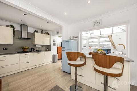 4 bedroom terraced house for sale, Fry Close, Romford, RM5