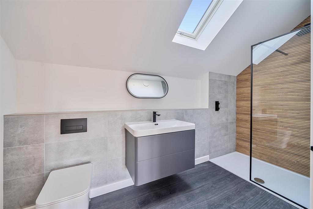Ensuite bedroom 2.jpg