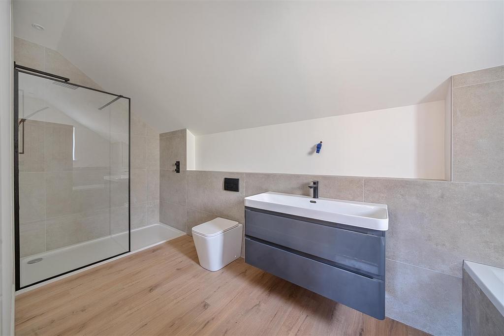 Ensuite bedroom 1.jpg