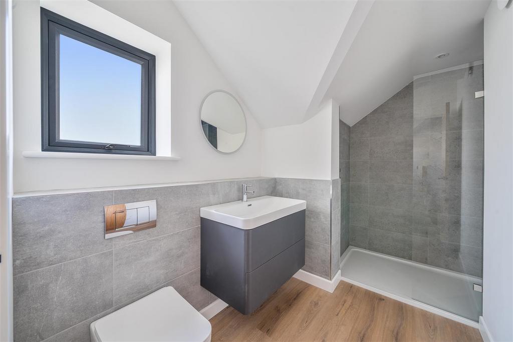 Ensuite bedroom 3.jpg