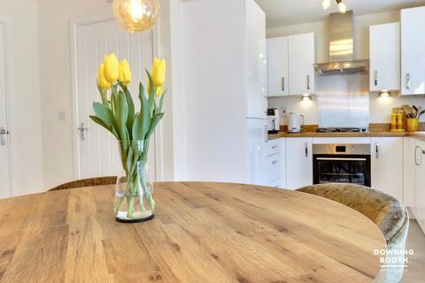 3 bedroom semi-detached house for sale, Rosefinch Drive, Norton Canes, WS11 9AG - Beautifully Presented Throughout