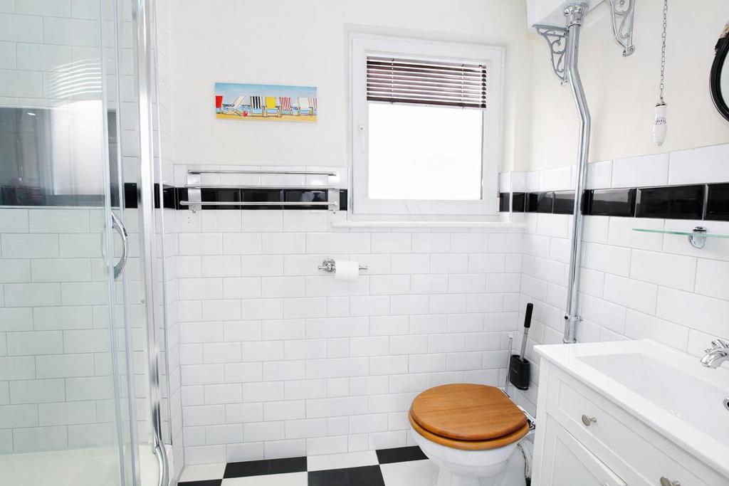 Downsairs shower.JPG