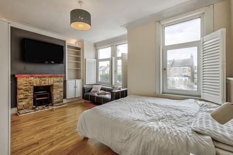 3 bedroom flat for sale, Merton Road, Earlsfield, London, SW18