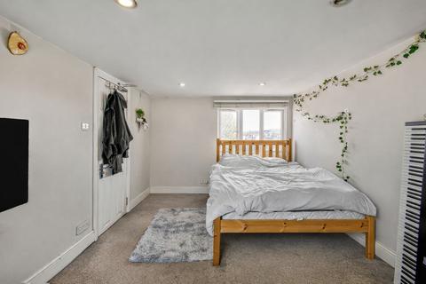 3 bedroom flat for sale, Merton Road, Earlsfield, London, SW18