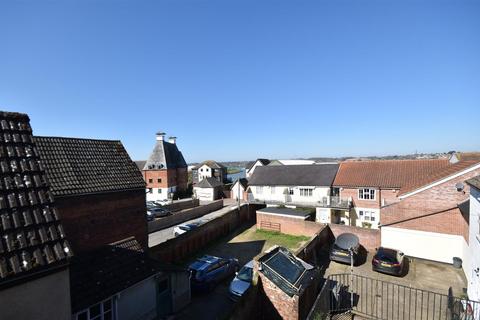 3 bedroom apartment to rent, High Street, Manningtree CO11