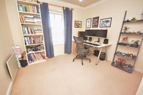 2 bedroom flat to rent, Appleton Square, Mitcham, CR4