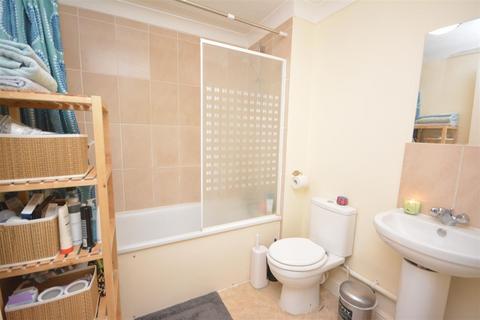 2 bedroom flat to rent, Appleton Square, Mitcham, CR4