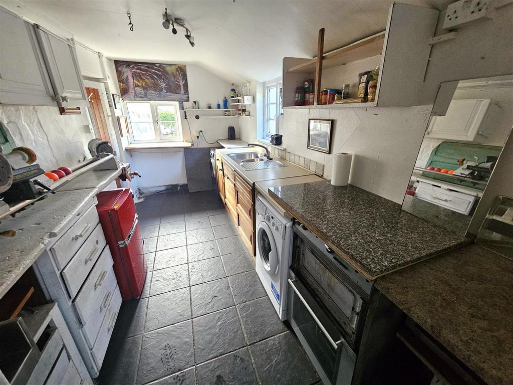 Kitchen (2).jpg