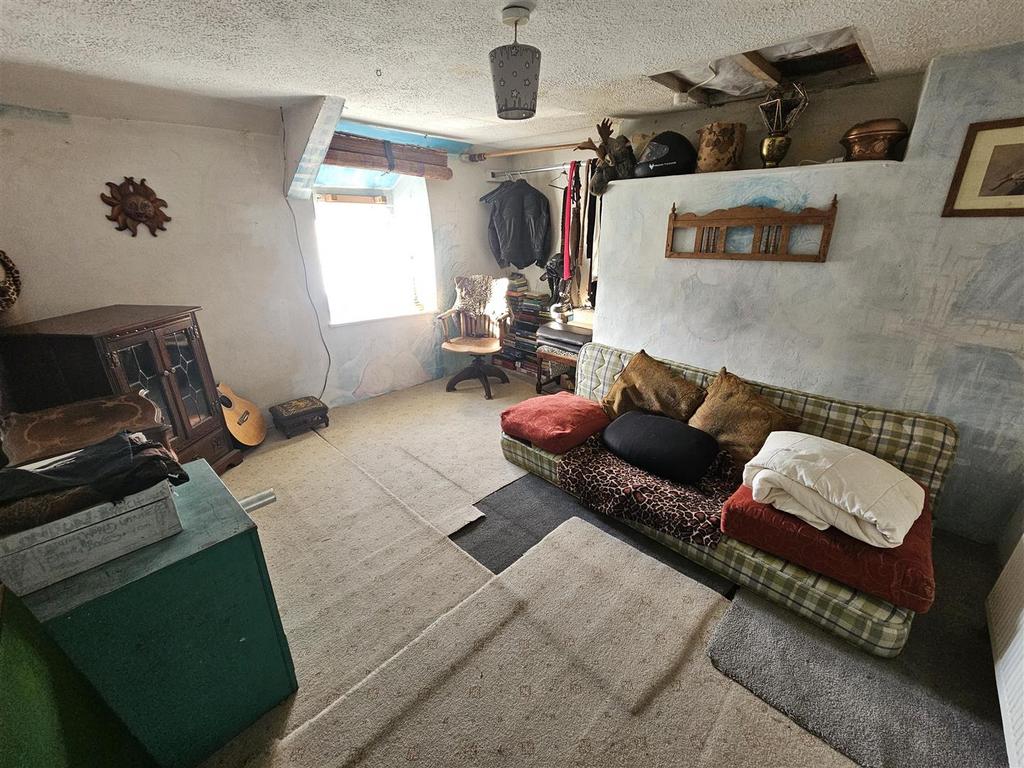 Bedroom 1.jpg