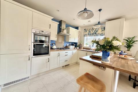 2 bedroom house for sale, North Greenlands, Pennington, Lymington, Hampshire, SO41