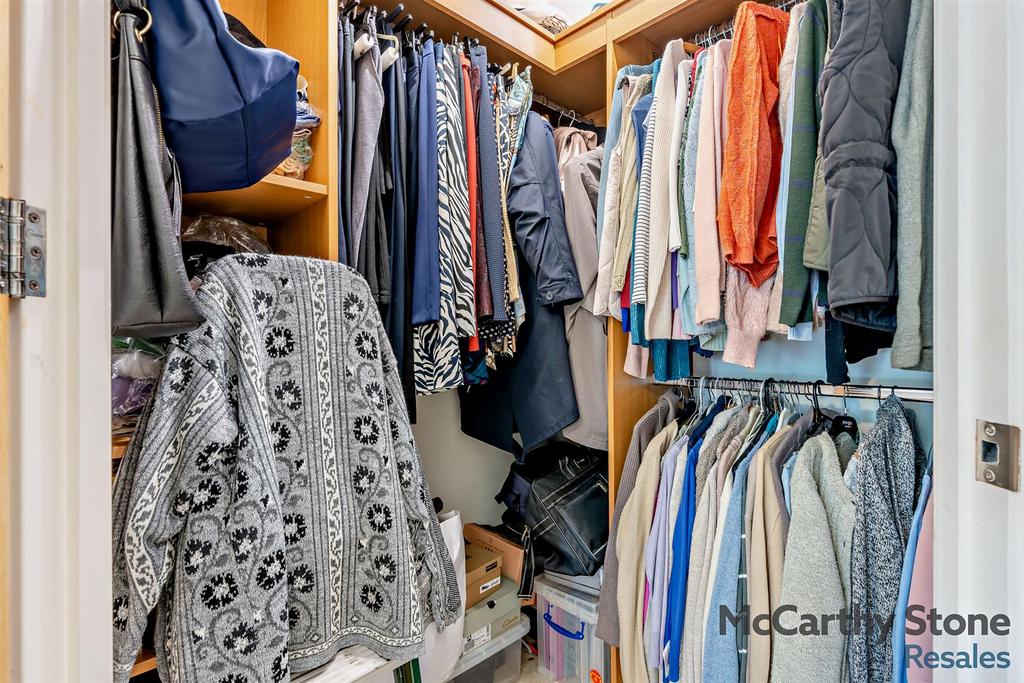 Walk-in wardrobe