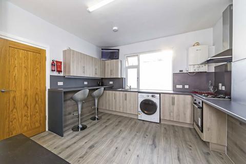 4 bedroom flat to rent, Langdale Avenue, Mitcham CR4
