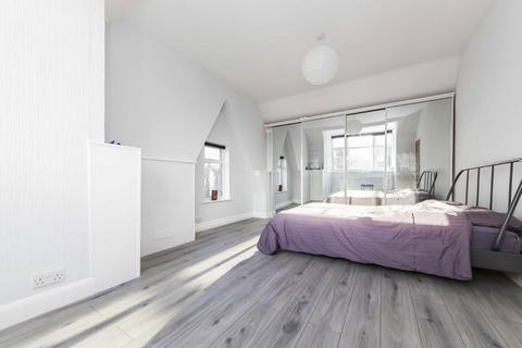 4 bedroom flat to rent, Langdale Avenue, Mitcham CR4