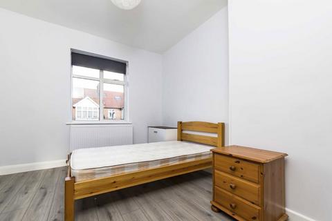 4 bedroom flat to rent, Langdale Avenue, Mitcham CR4
