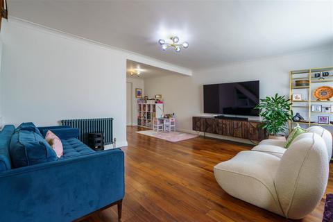 4 bedroom detached house for sale, Thornhaugh Avenue, Whickham, Newcastle Upon Tyne, NE16