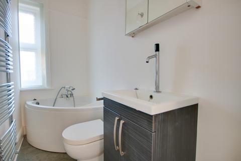 3 bedroom semi-detached house for sale, SHOLING! NO CHAIN! WOW FACTOR REAR GARDEN!