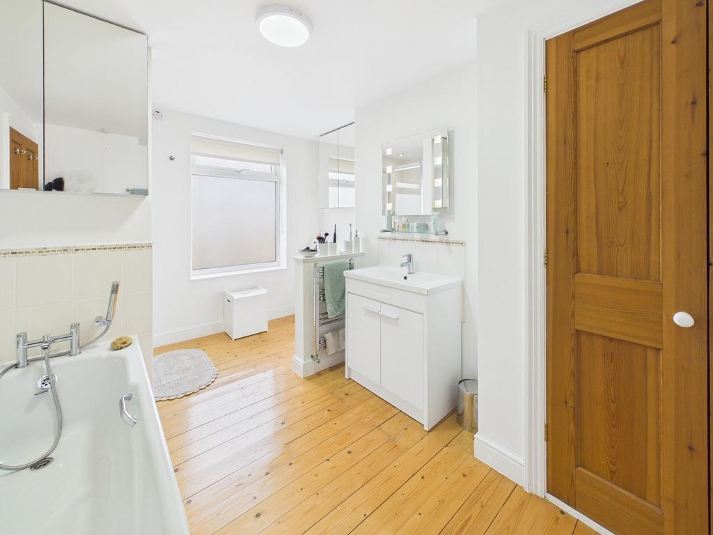 Bath &amp; shower room