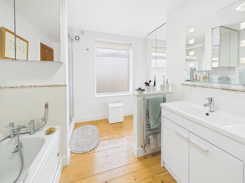 Bath &amp; shower room
