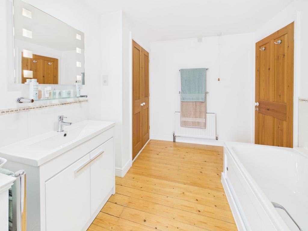 Bath &amp; shower room
