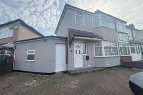 3 bedroom semi-detached house to rent, Balmoral Drive, Hayes