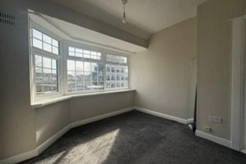 3 bedroom semi-detached house to rent, Balmoral Drive, Hayes