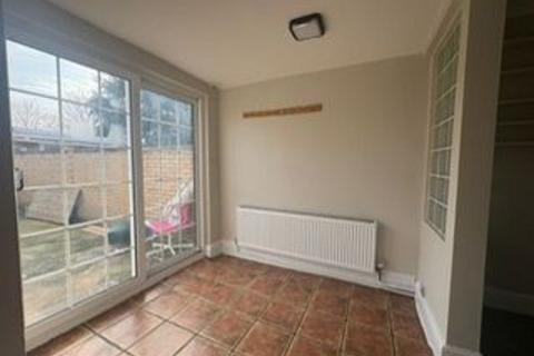 3 bedroom semi-detached house to rent, Balmoral Drive, Hayes