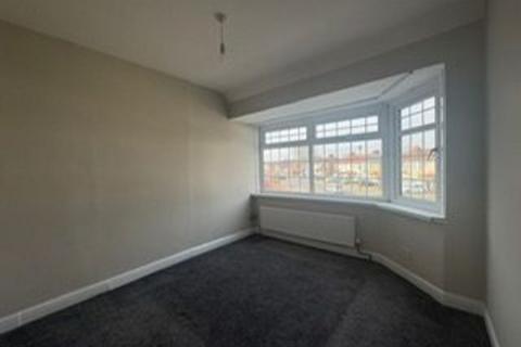 3 bedroom semi-detached house to rent, Balmoral Drive, Hayes