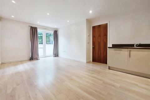 2 bedroom flat to rent, Bells Hill, Elysium Court, EN5