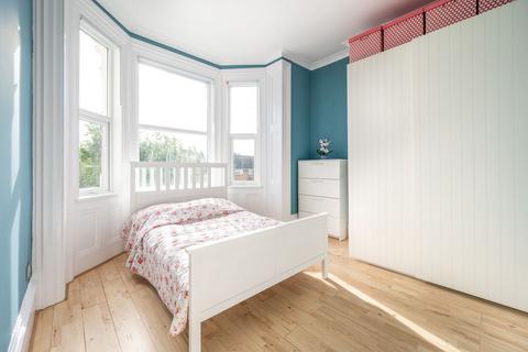 2 bedroom flat for sale, Hainault Road, Leytonstone, London, E11