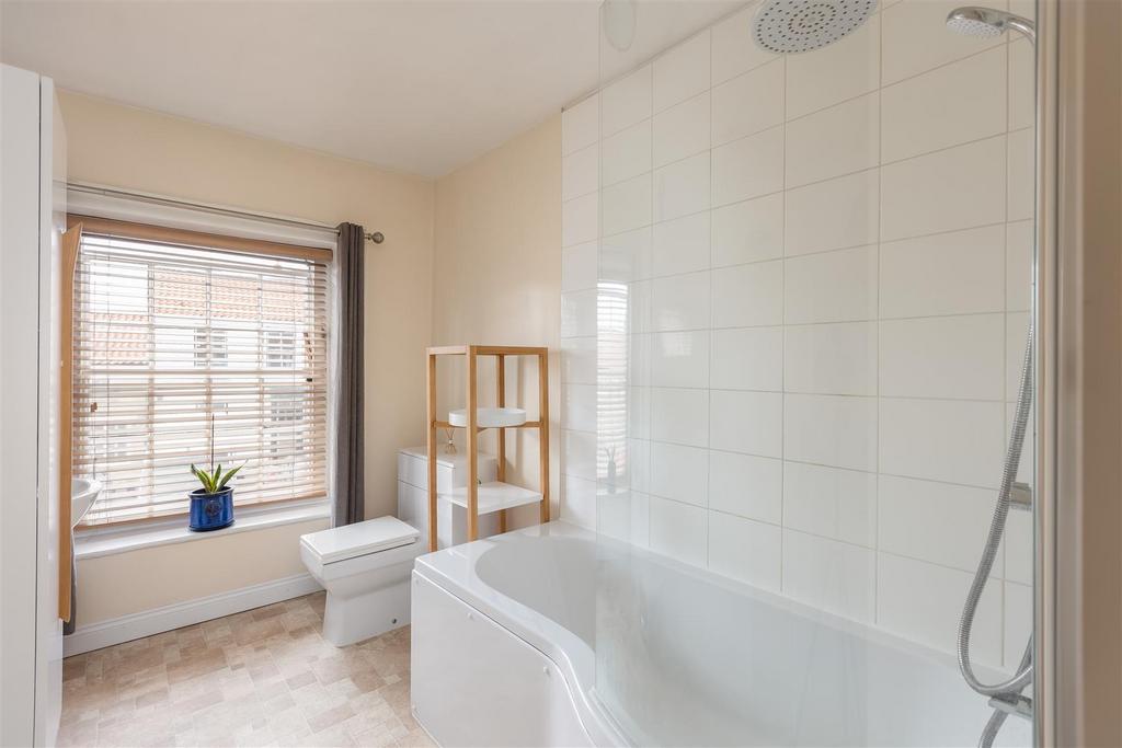 Piercy End 21 Bathroom-1.jpg