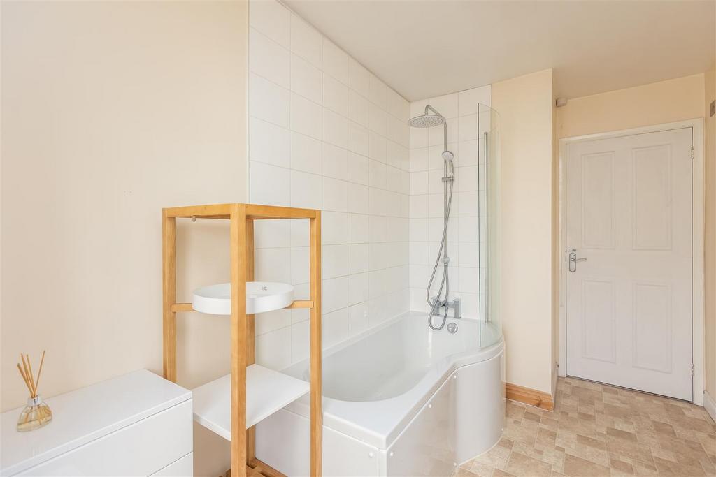 Piercy End 21 Bathroom-2.jpg