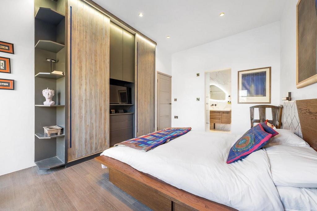 Bedroom 1 (2).JPG