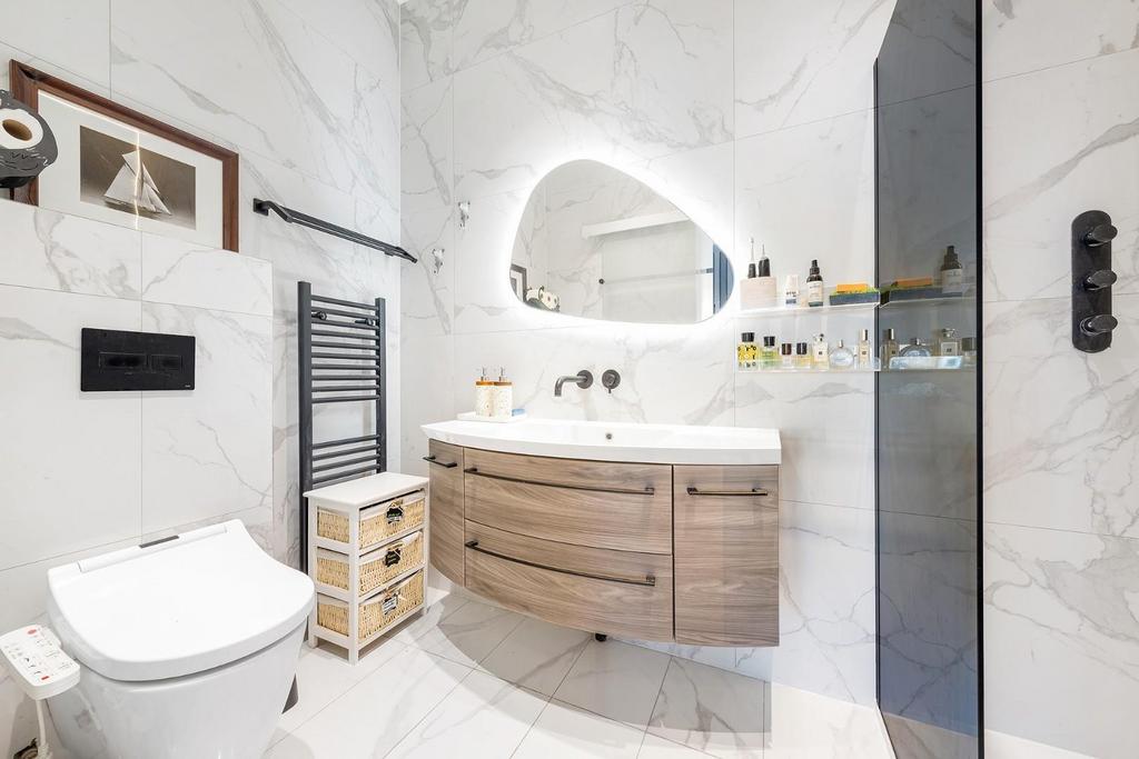 Ensuite.JPG
