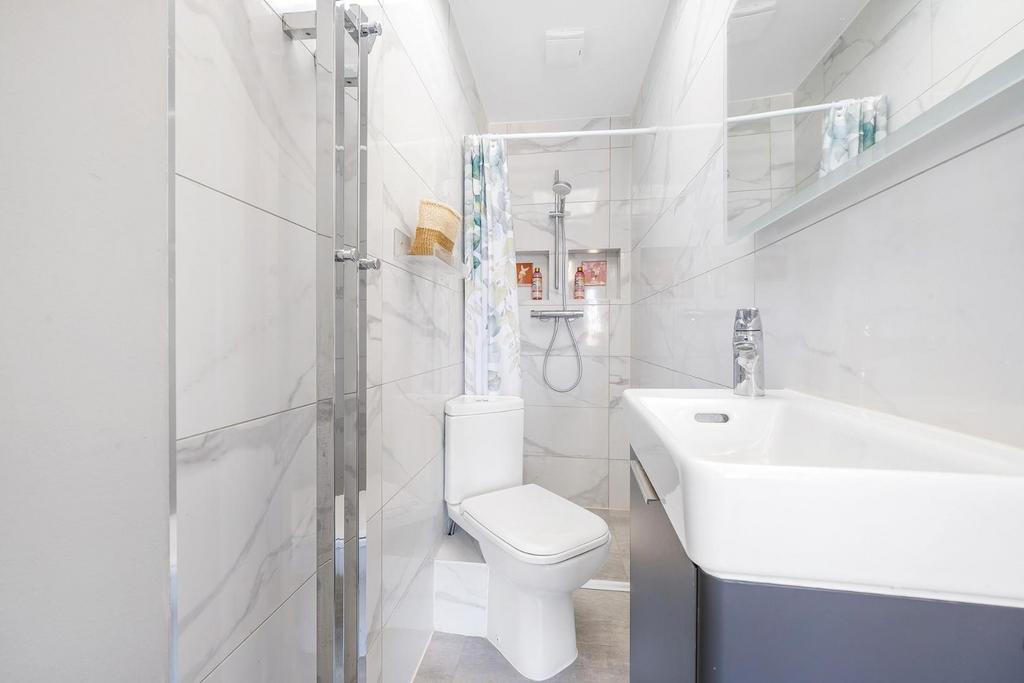 Bedroom 2 ensuite.JPG