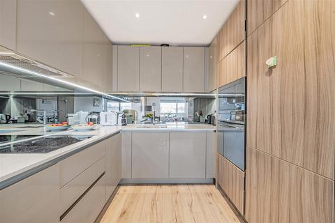 2 bedroom apartment to rent, Basset Court, Smithfield Square, Hornsey, N8