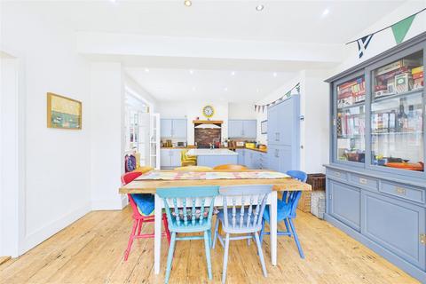 4 bedroom semi-detached house for sale, Gardens Road – steps from Hill Road and seafront