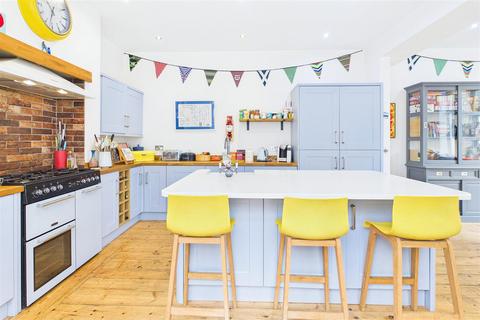 4 bedroom semi-detached house for sale, Gardens Road – steps from Hill Road and seafront