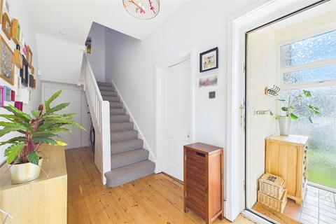 4 bedroom semi-detached house for sale, Gardens Road – steps from Hill Road and seafront