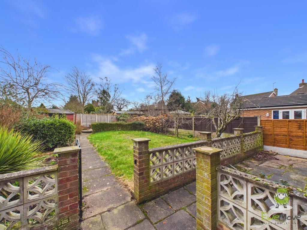Patio looking to garden - Ewemove Whitchurch Nantw