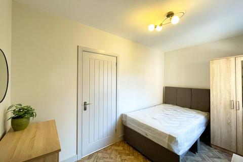 1 bedroom in a house share to rent, Ramuz Drive, Westcliff On Sea SS0
