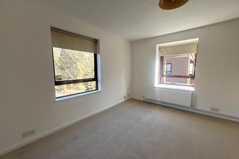 Studio to rent, Moormede Crescent, Staines TW18