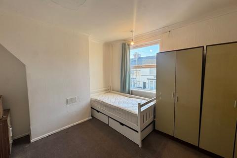 2 bedroom house to rent, Howard Road, Mansfield, NG19