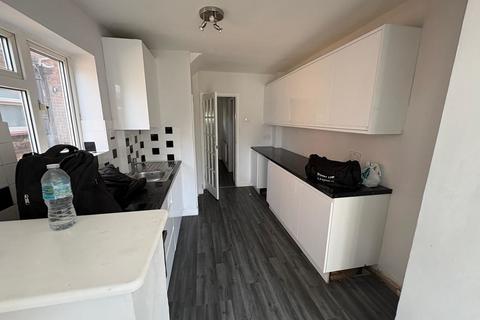 3 bedroom semi-detached house to rent, Grosvenor Avenue, Hayes