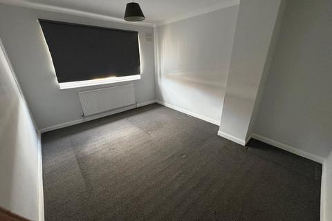 3 bedroom semi-detached house to rent, Grosvenor Avenue, Hayes