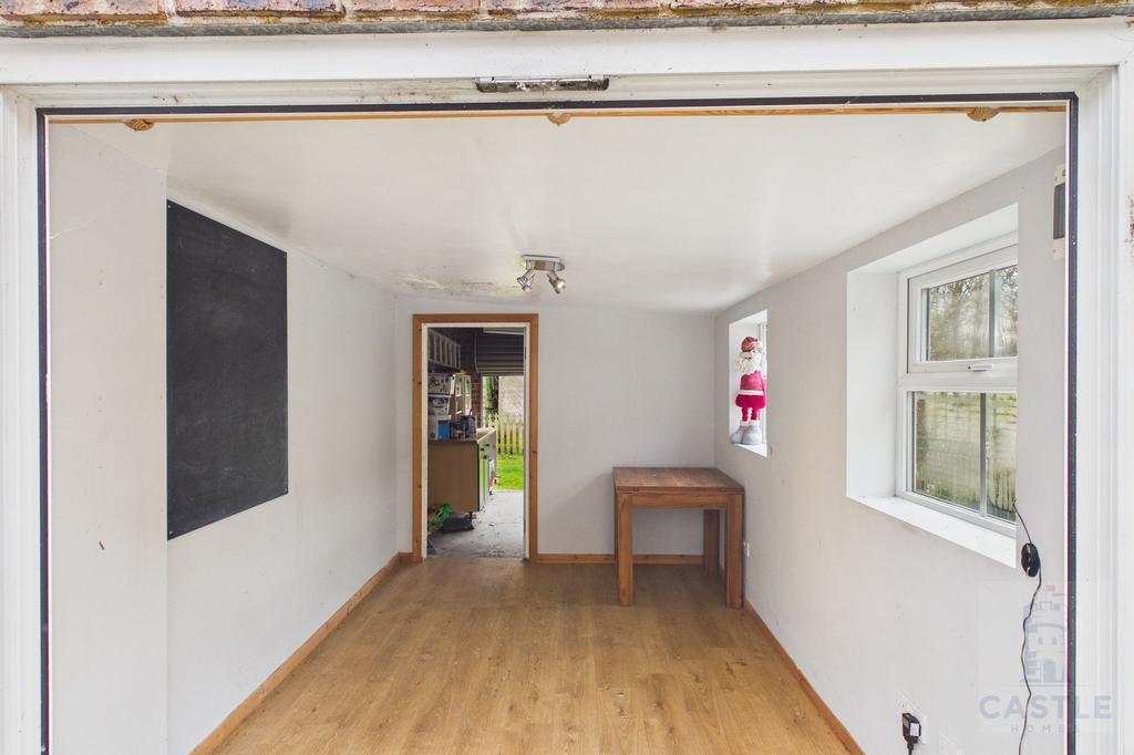 Office/Summer house/ 1/2 garage room