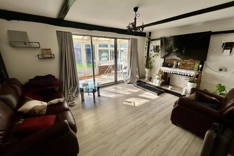 3 bedroom semi-detached house for sale, Sewardstone Road, Waltham Abbey
