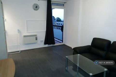 1 bedroom in a flat share to rent, William Harvey House, London, SW19