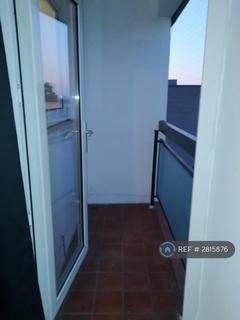 1 bedroom in a flat share to rent, William Harvey House, London, SW19