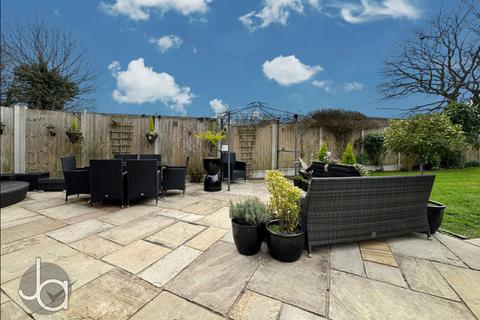 3 bedroom semi-detached house for sale, Normandy Avenue, Colchester
